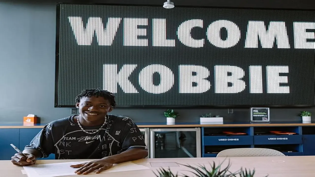 مانشستر يونايتد يرفع راتب ماينوو 650 بالمئة